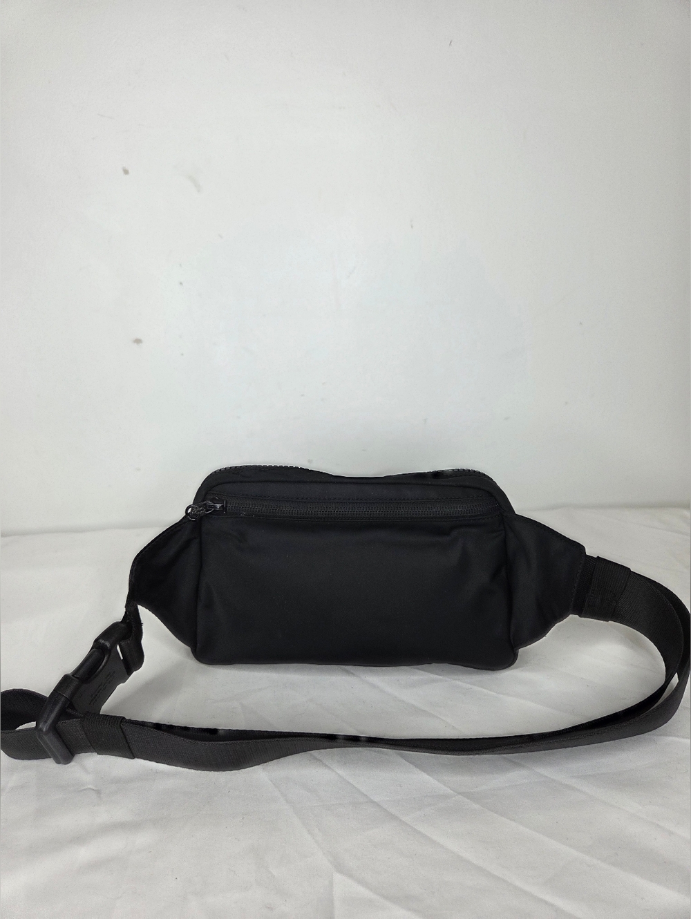 lululemon athletica OS Everywhere Belt Bag In Black Aprox 8"x6" Inch - Picture 2 of 11